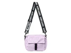 Mads Noergaard skuldertaske i lilla med logo skulderrem og udvendig lomme med klikspænde